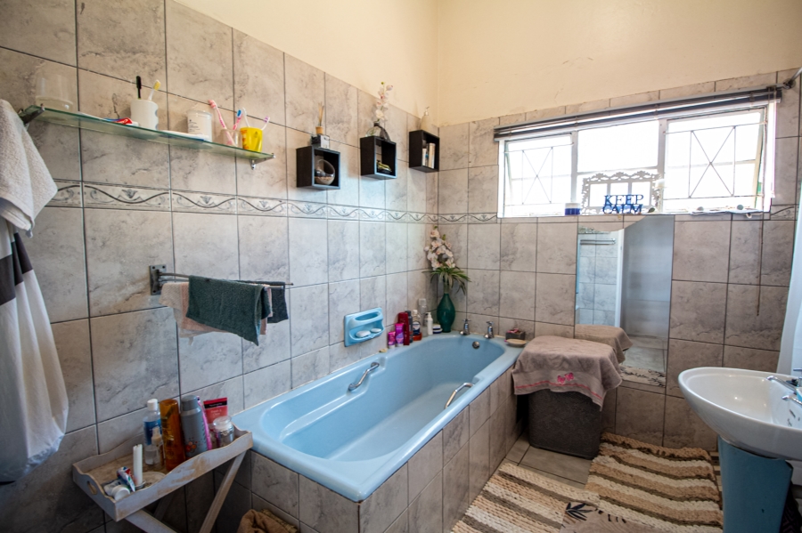 3 Bedroom Property for Sale in Lemoendraai Northern Cape
